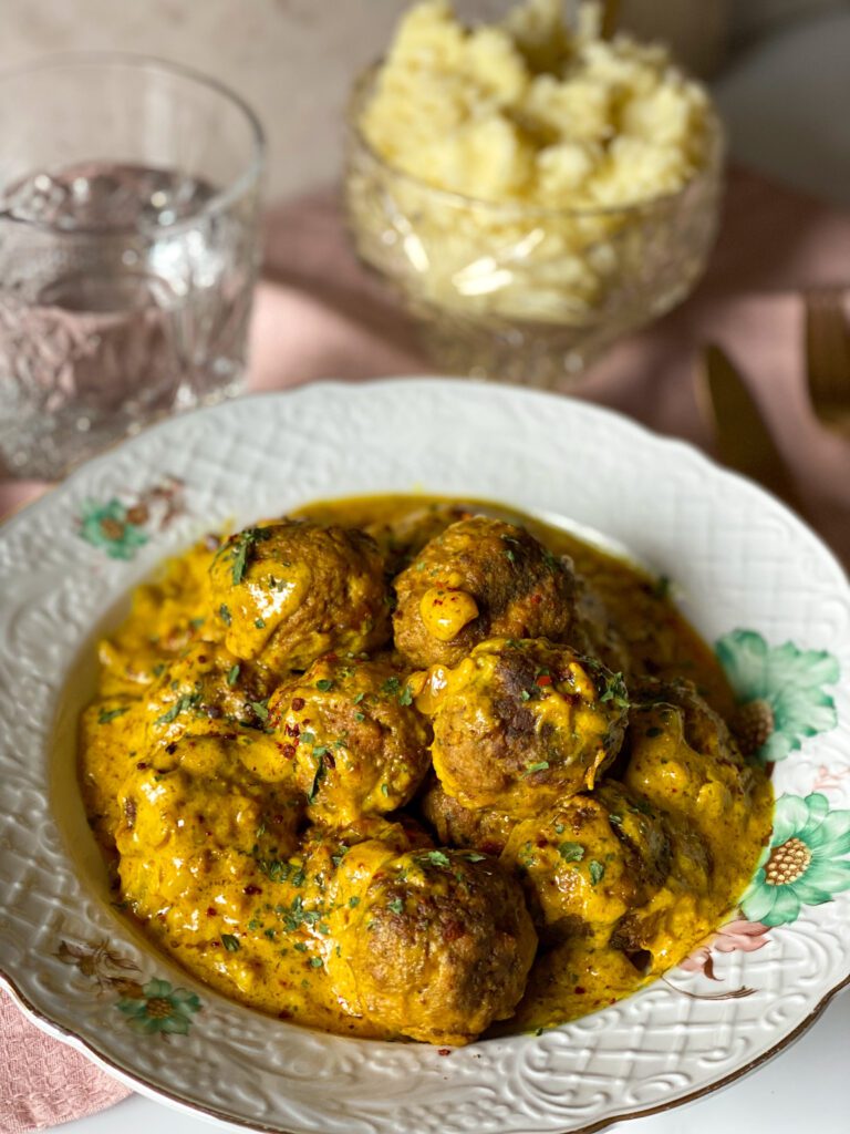 gehaktballetjes in kerriesaus