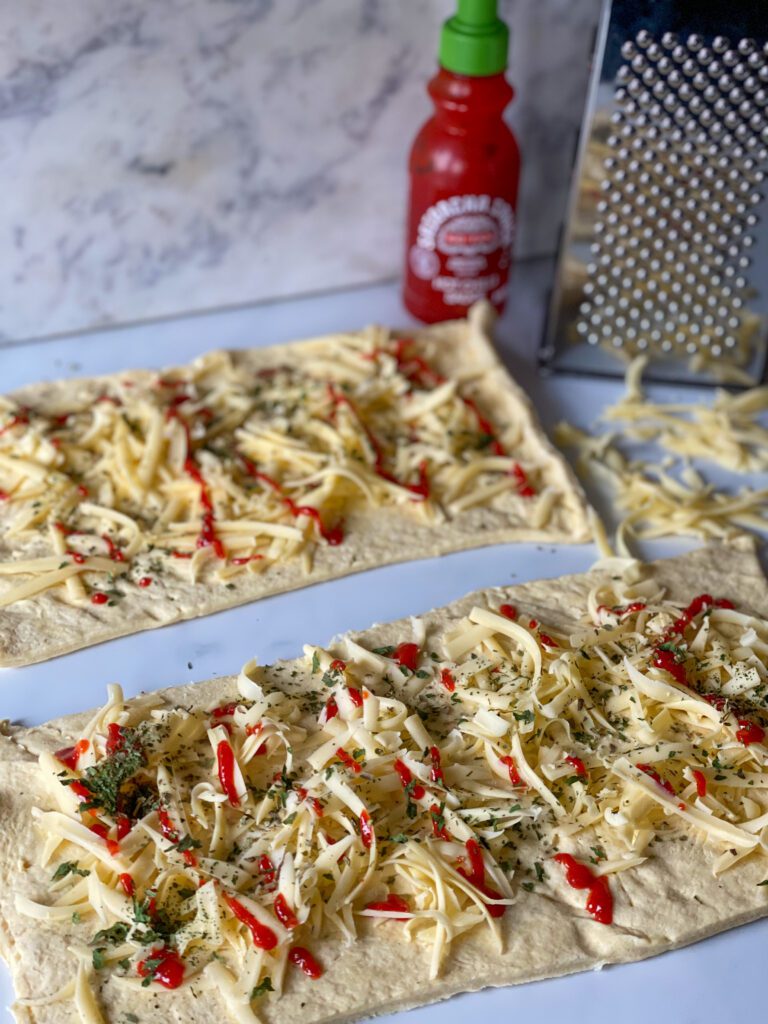 pittige kaasbroodjes maken croissant deeg