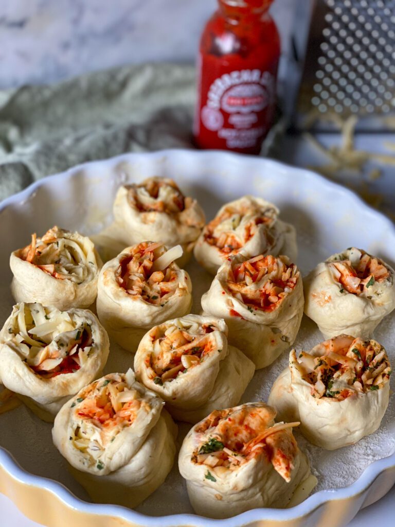 pittige kaasbroodjes maken croissant deeg