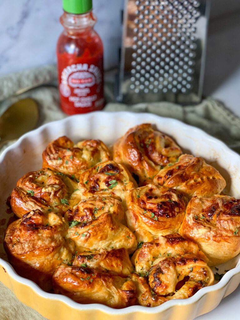 pittige kaasbroodjes van croissant deeg