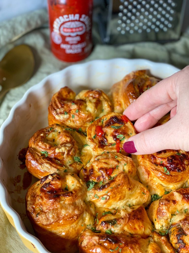 pittige kaasbroodjes van croissant deeg 