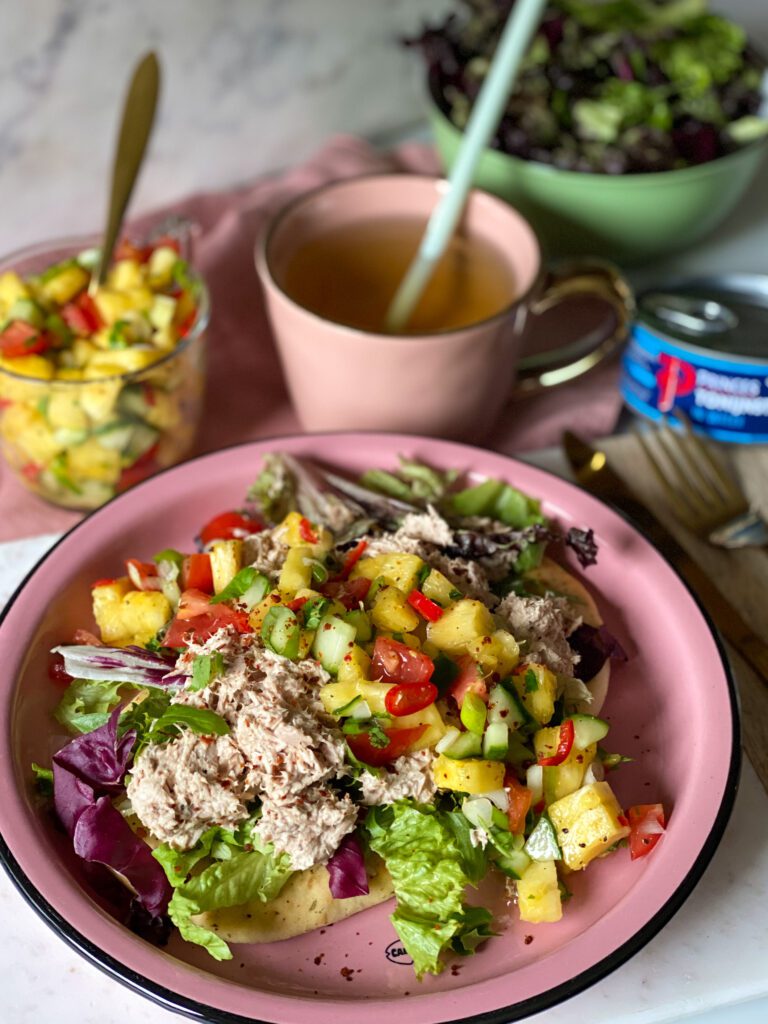 Naan met tonijnsalade en pittige ananas salsa