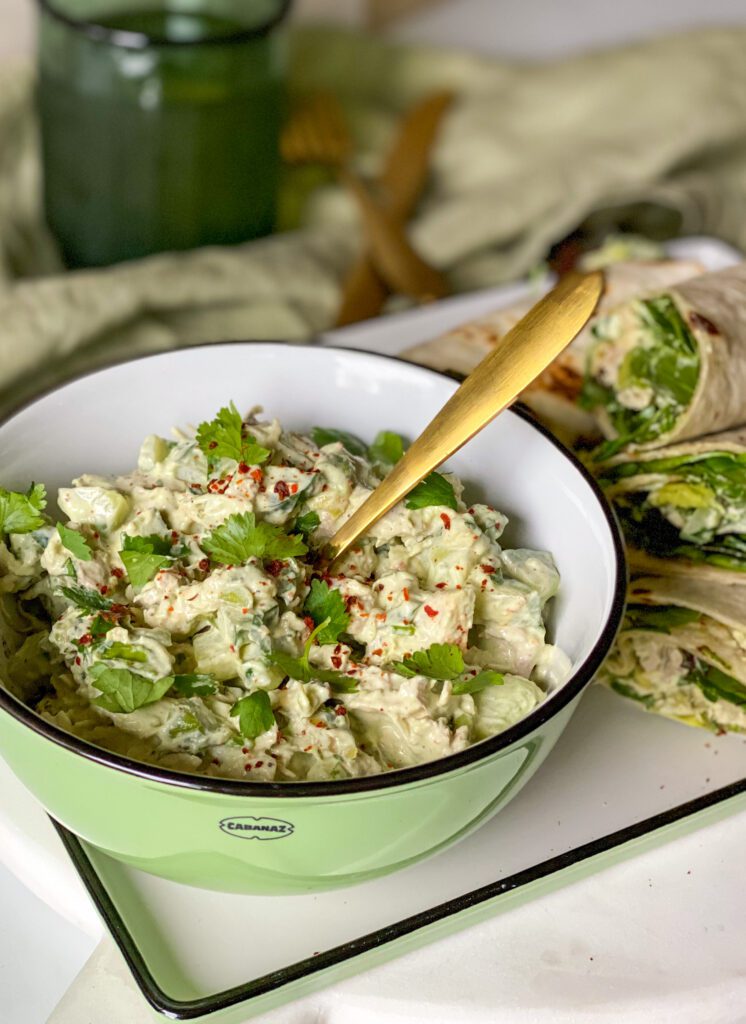 romige salade met kip en avocado 