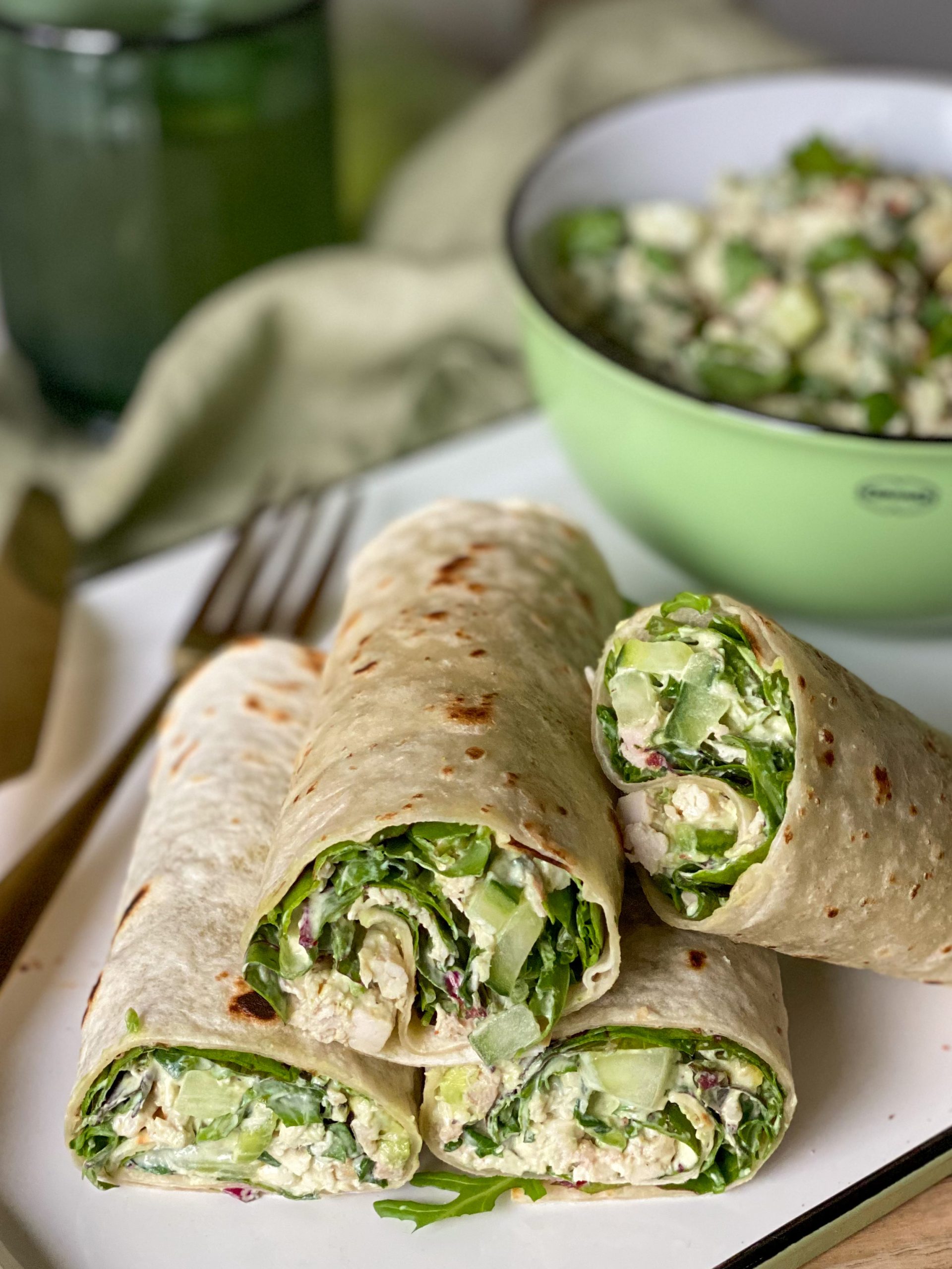 Wraps met romige kipsalade recept, met koriander en avocado - geserveerd op een witte schaal 
