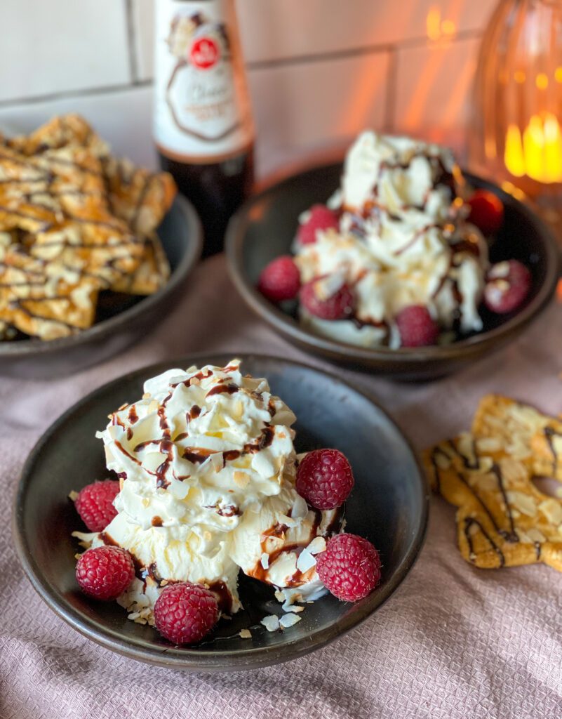 toetje ijs met chocoladesaus