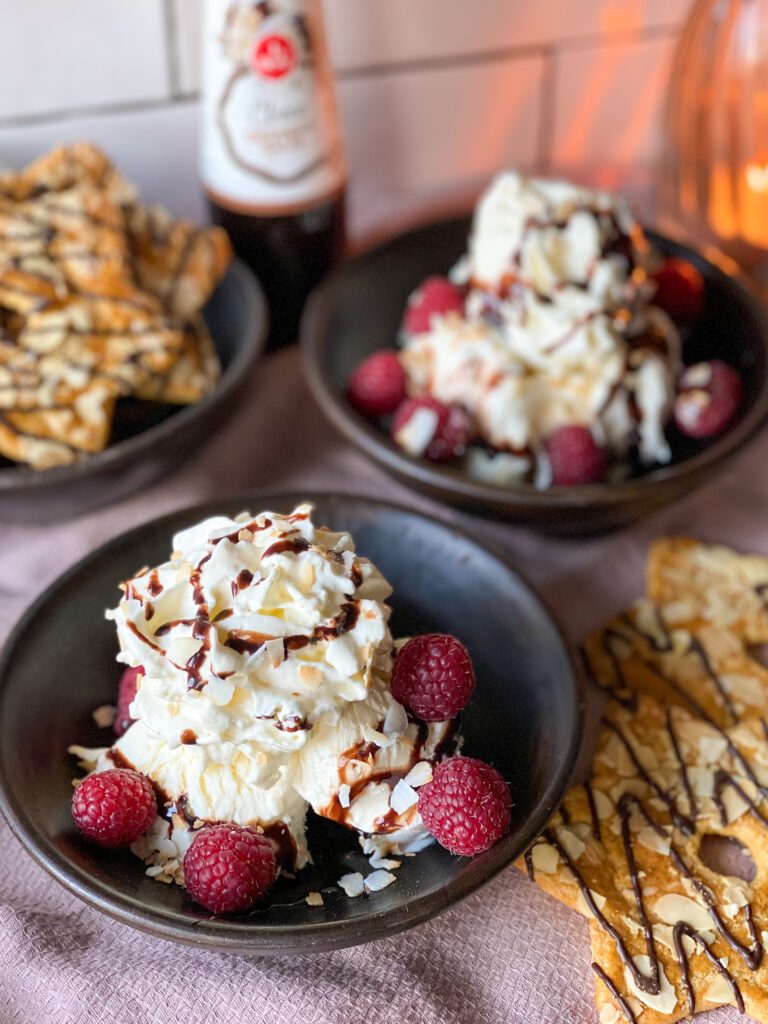 ijs met chocoladesaus