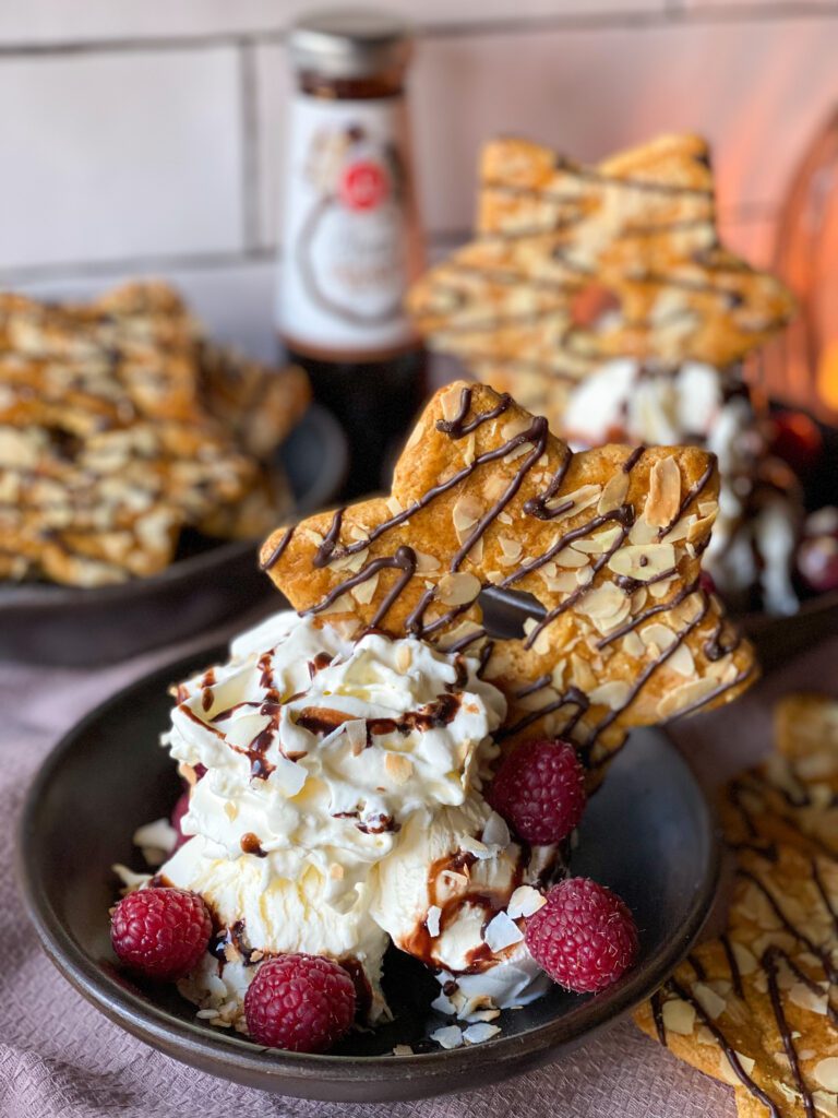 ijs met chocoladesaus en koek