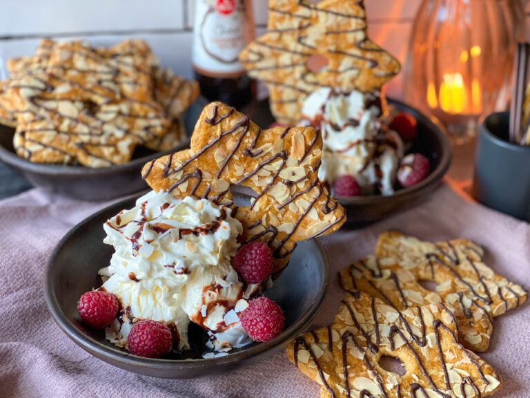Kerst toetje ijs met chocoladesaus en koek