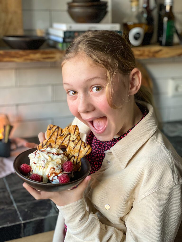ijs met chocoladesaus en koek kerst toetje