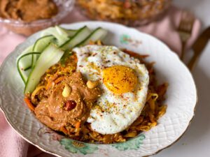 bami met gehakt en pittige pindasaus