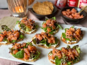 zalm op een toastje met pittige mayonaise