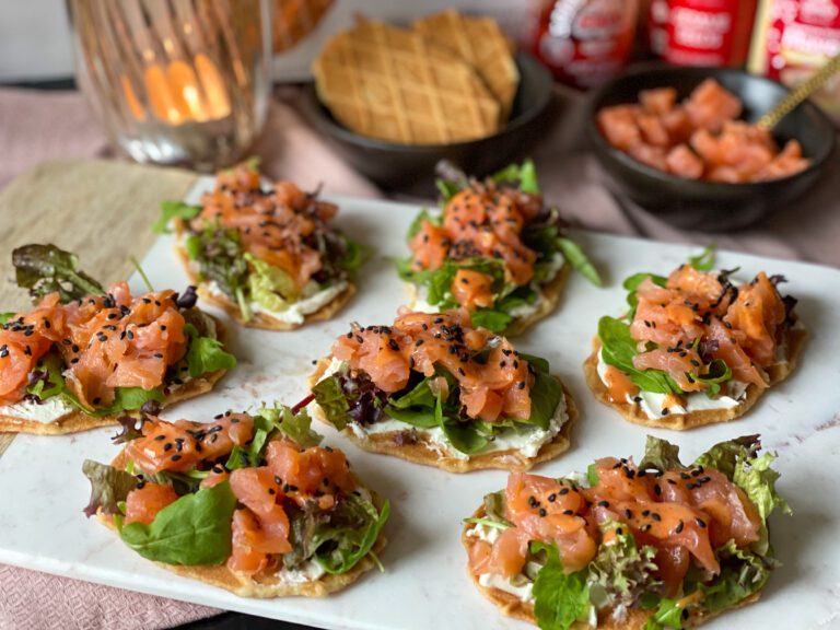 zalm op een toastje met pittige mayonaise