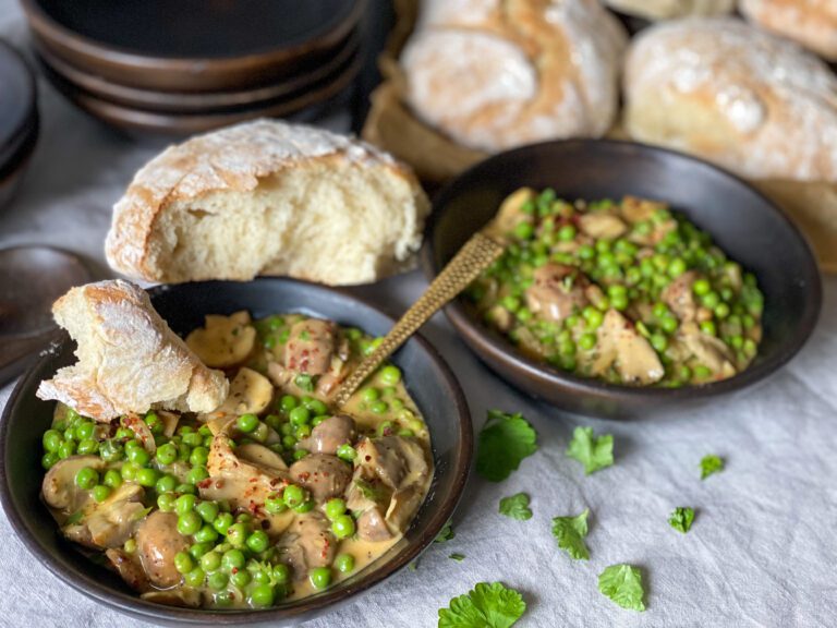 romige oesterzwammen stoof met doperwten