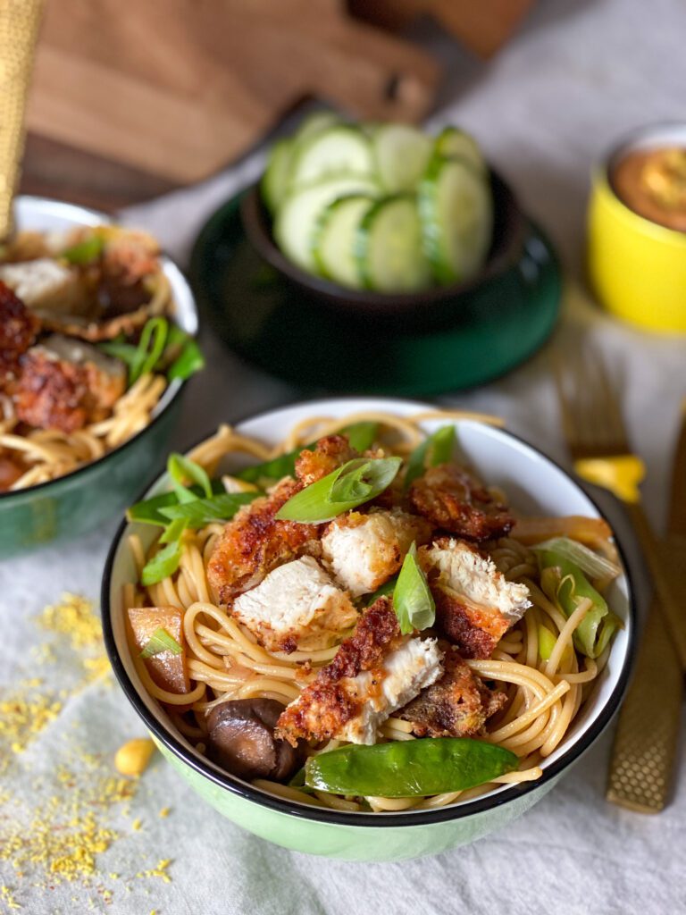 noedels met pindasaus en krokante kip