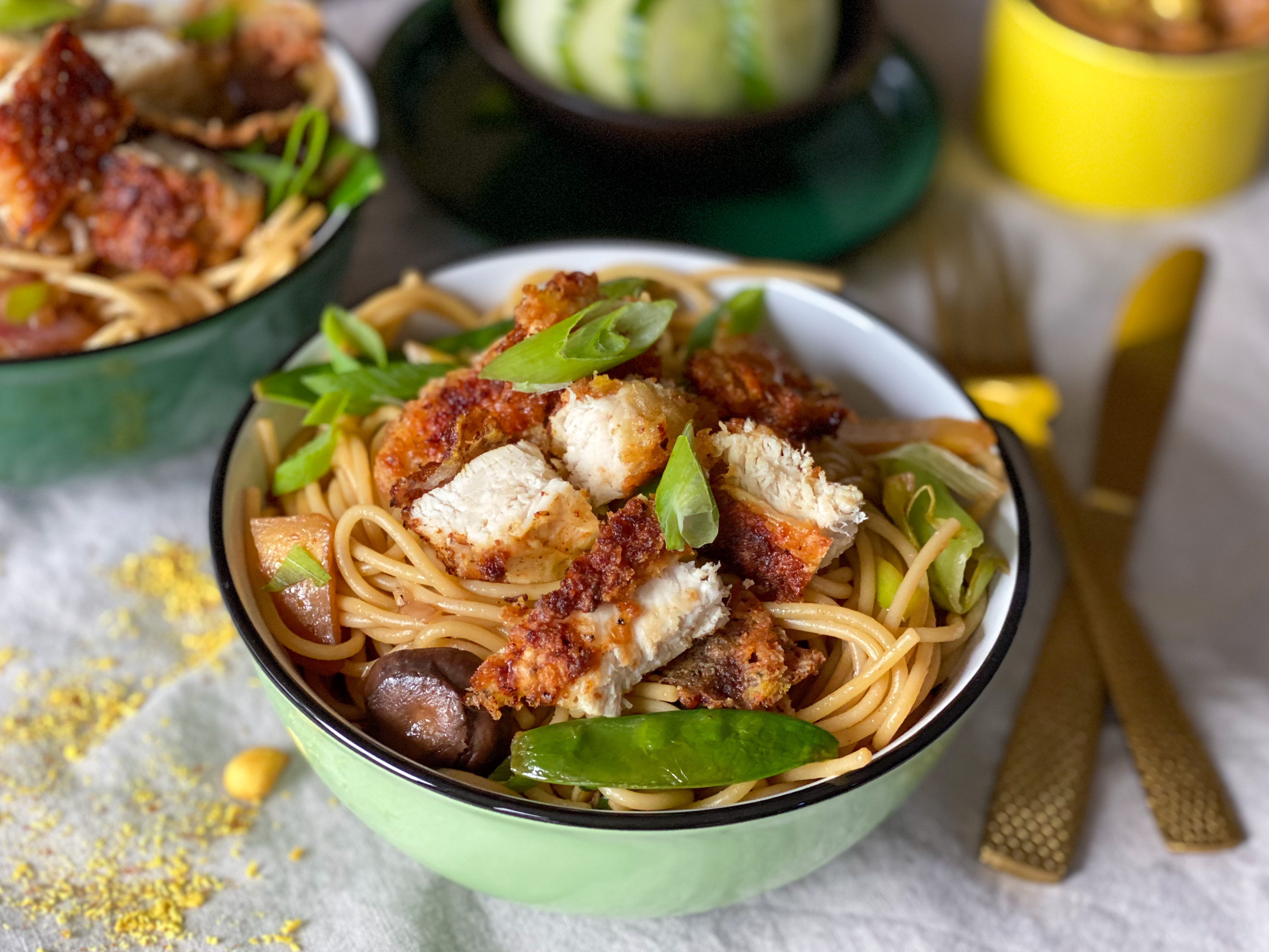 noedels met pindasaus en krokante kip