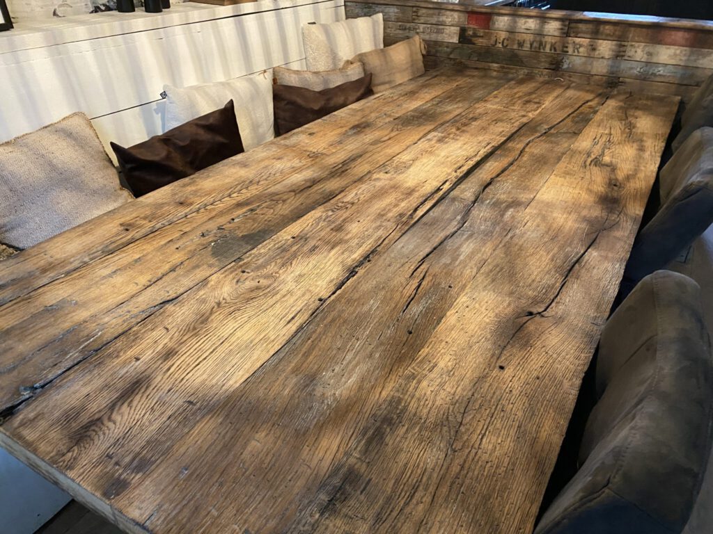 robuuste houten eettafel
