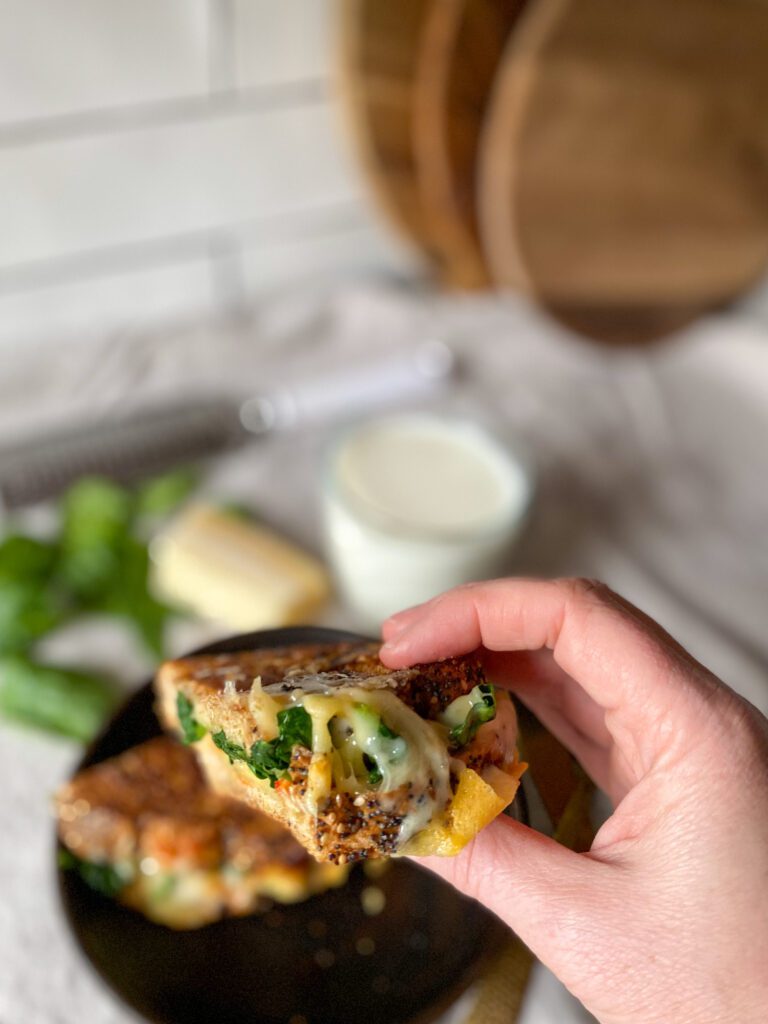 Tosti met spinazie en drie soorten kaas