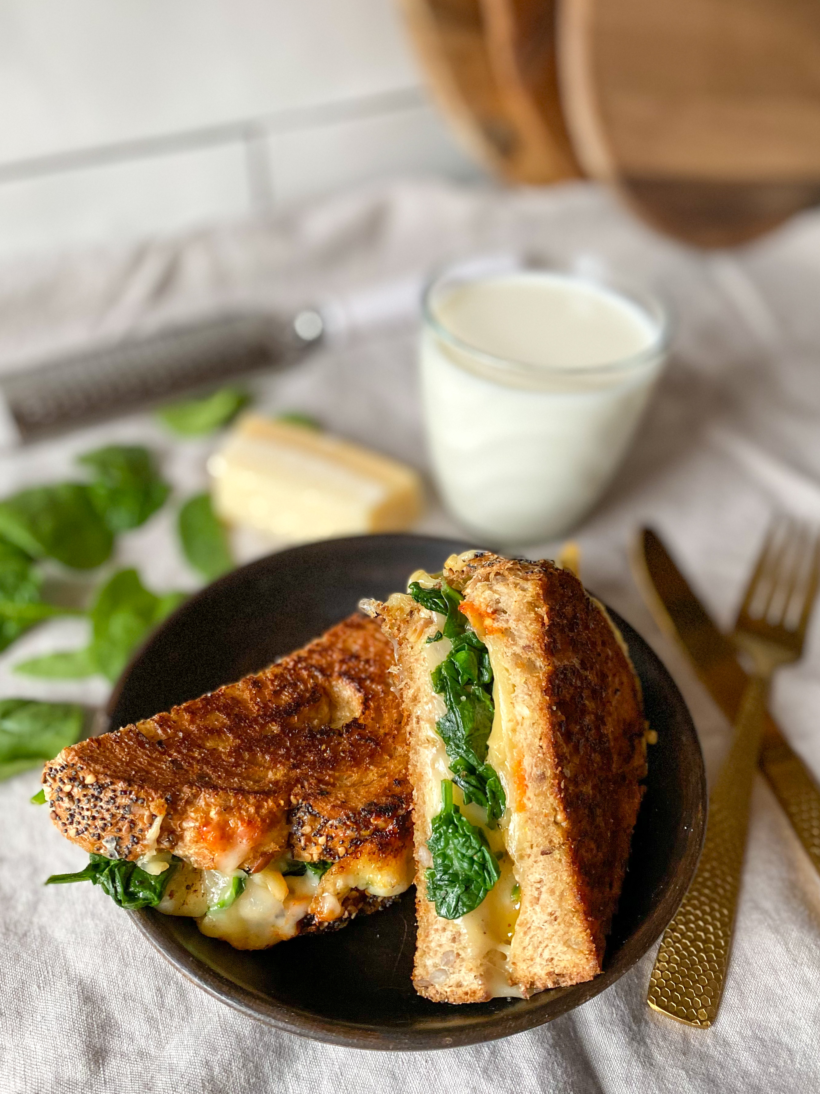tosti met spinazie en drie soorten kaas