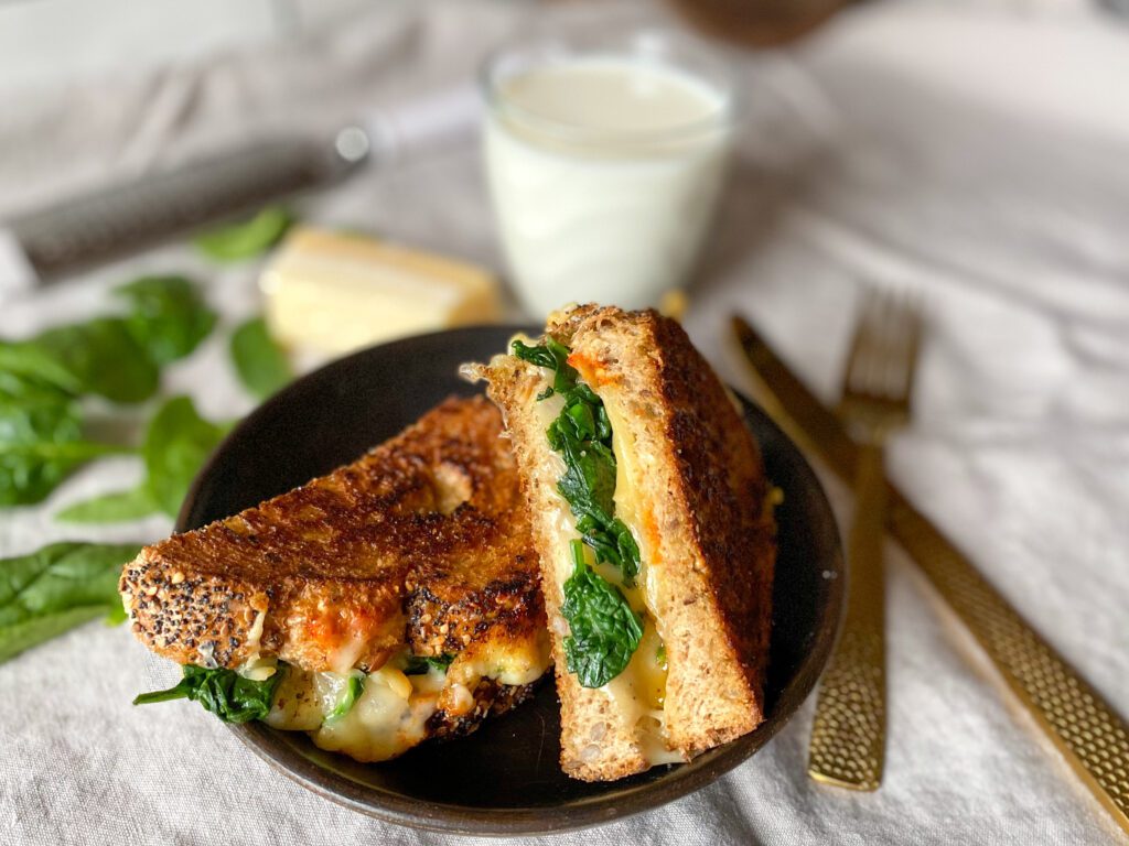 tosti met spinazie en drie soorten kaas