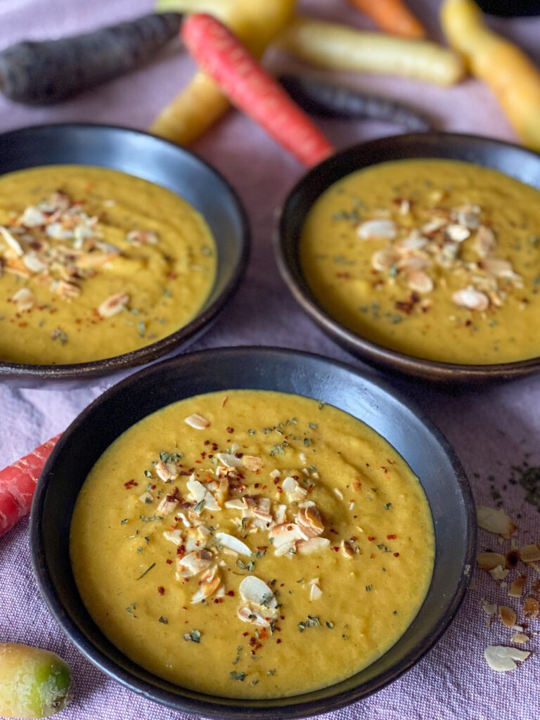 romige en kruidige soep met wortel