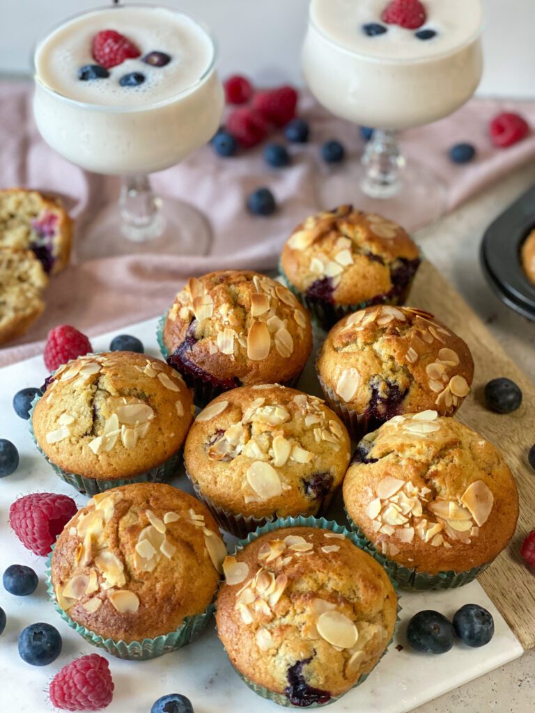 bananen muffins met frambozen en blauwe bessen