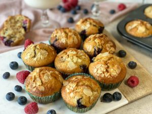 bananen muffins met frambozen en blauwe bessen