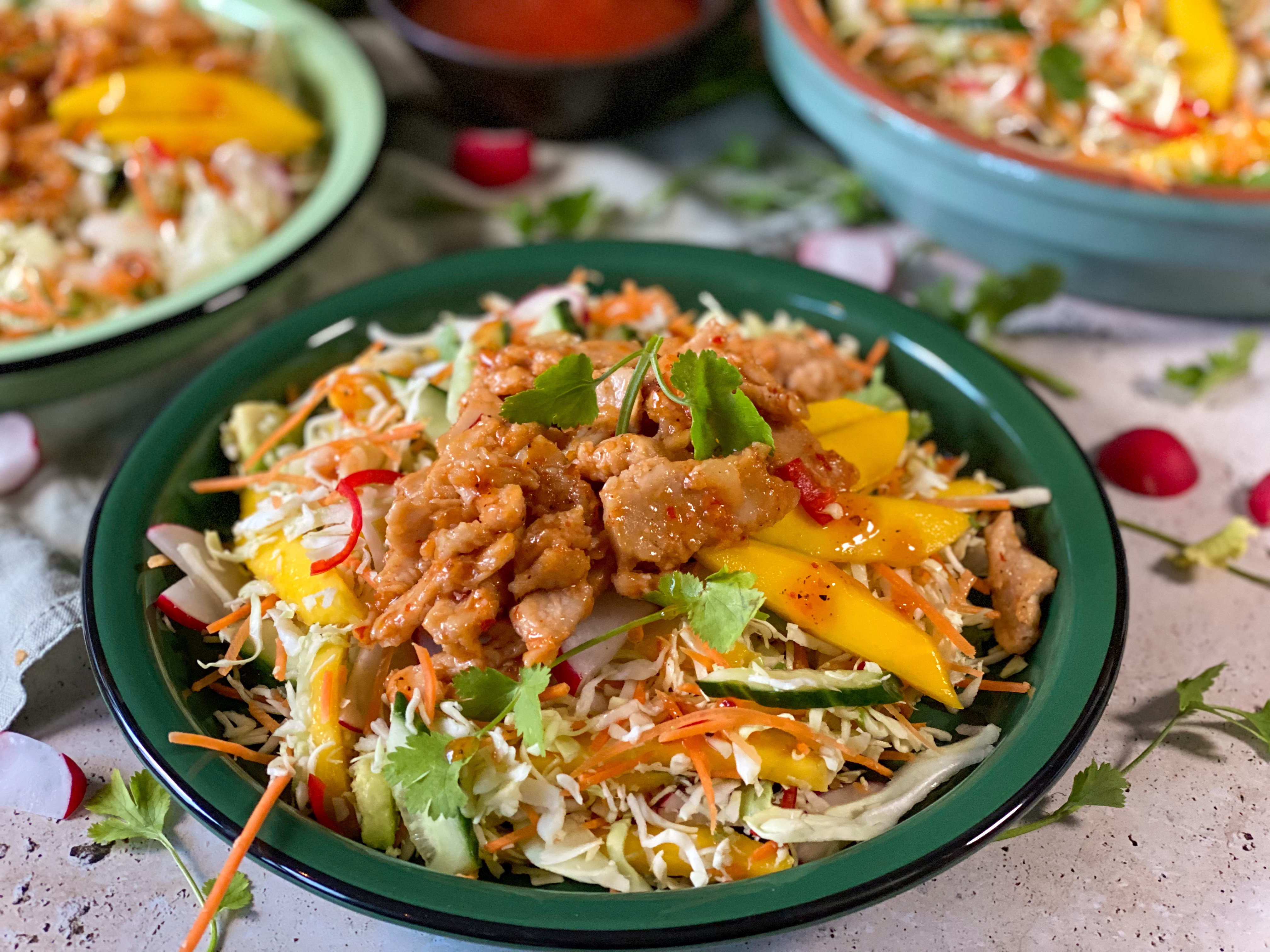mango salade met chilisaus en vegetarische kip
