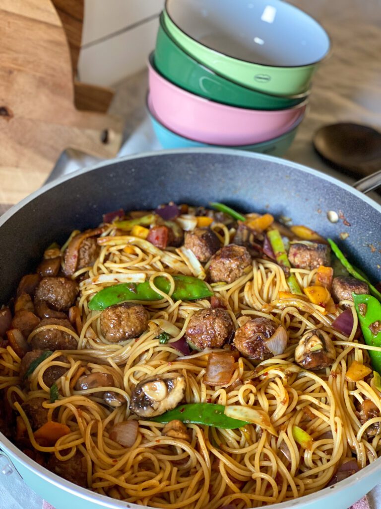 noedels met gehaktballetjes in zoet pittige saus