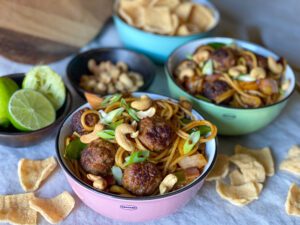 noedels met gehaktballetjes in zoet - pittige saus
