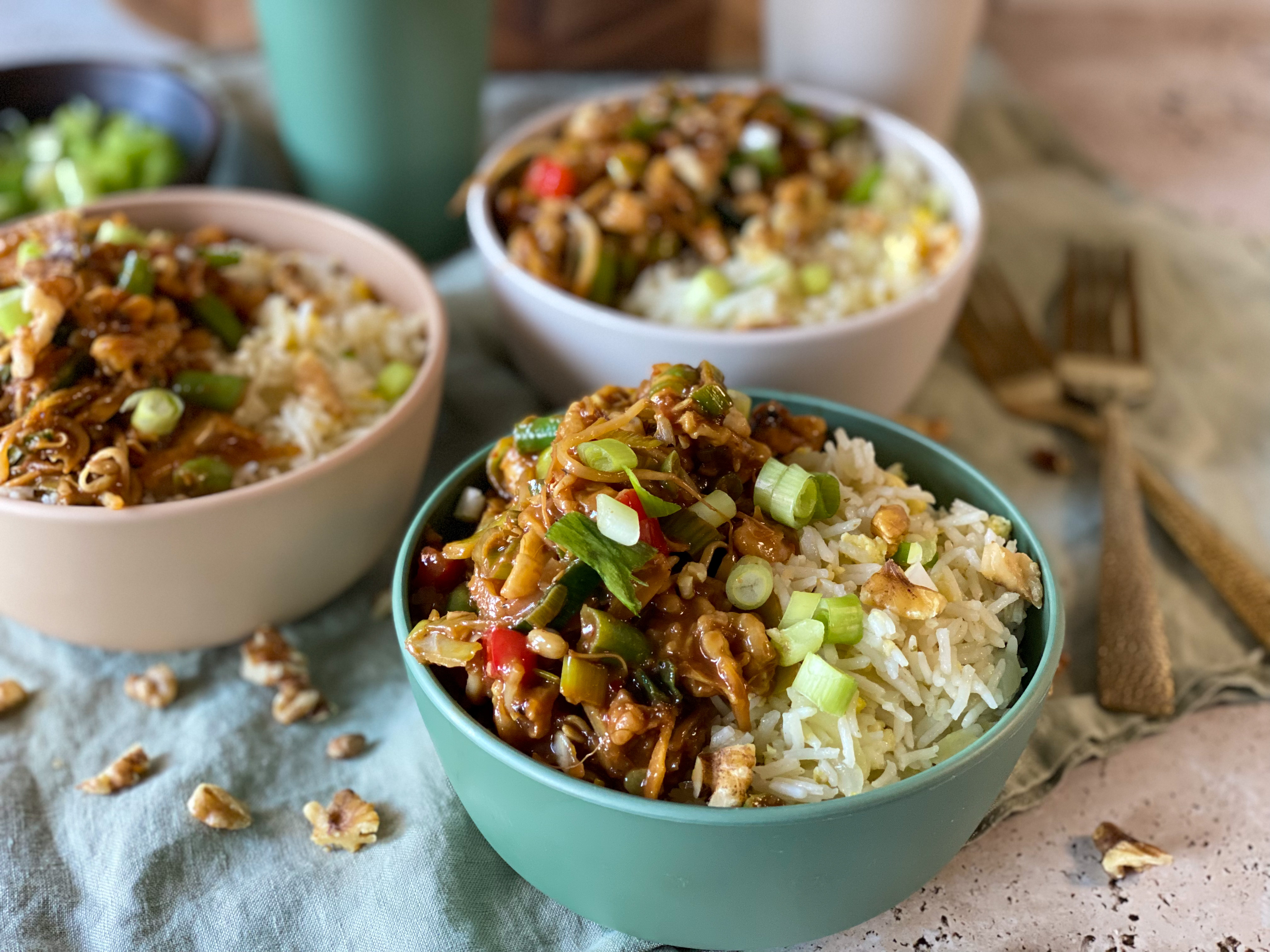 vegetarische Chinese roerbak met walnoten