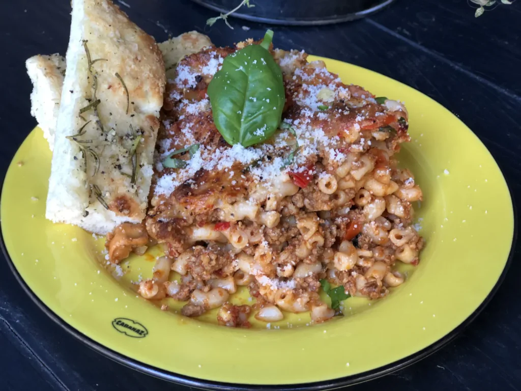 macaroni met gehakt en kruidige tomatensaus 