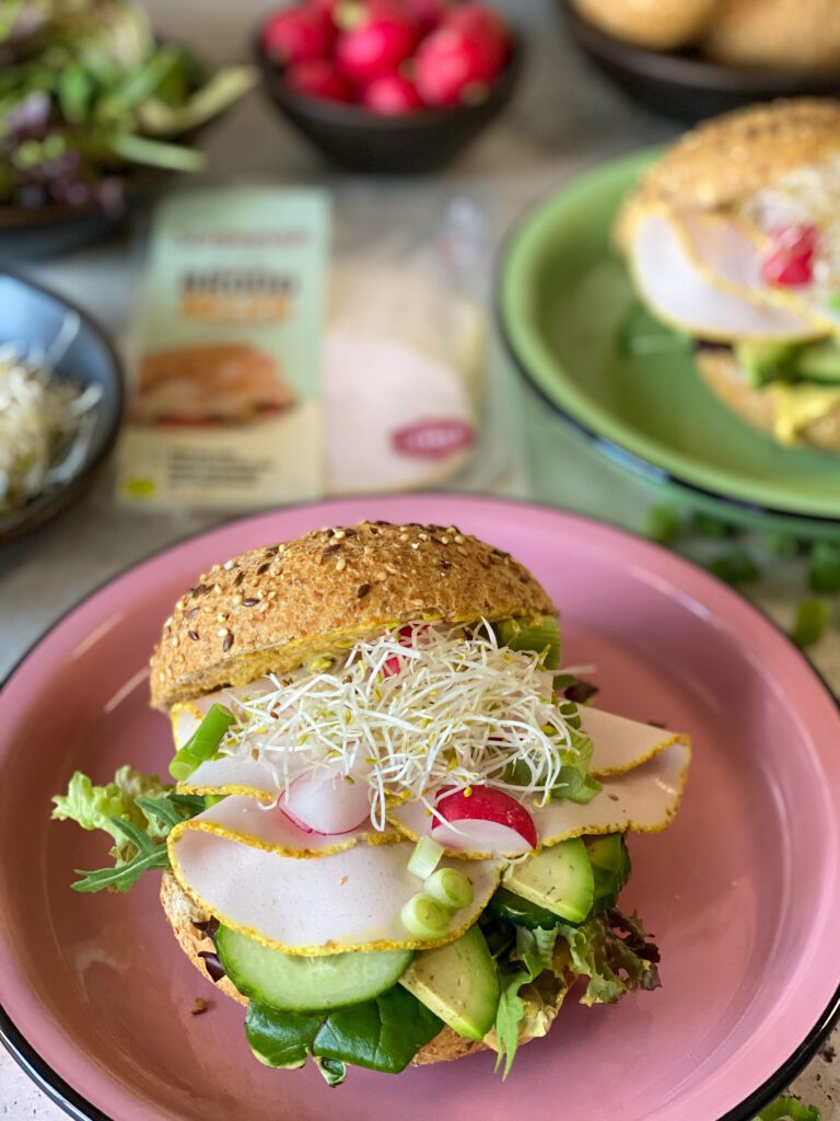 vegetarische sandwich met kerriesaus