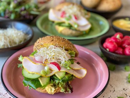 vegetarische sandwich met kipfilet en kerriemayonaise op broodje