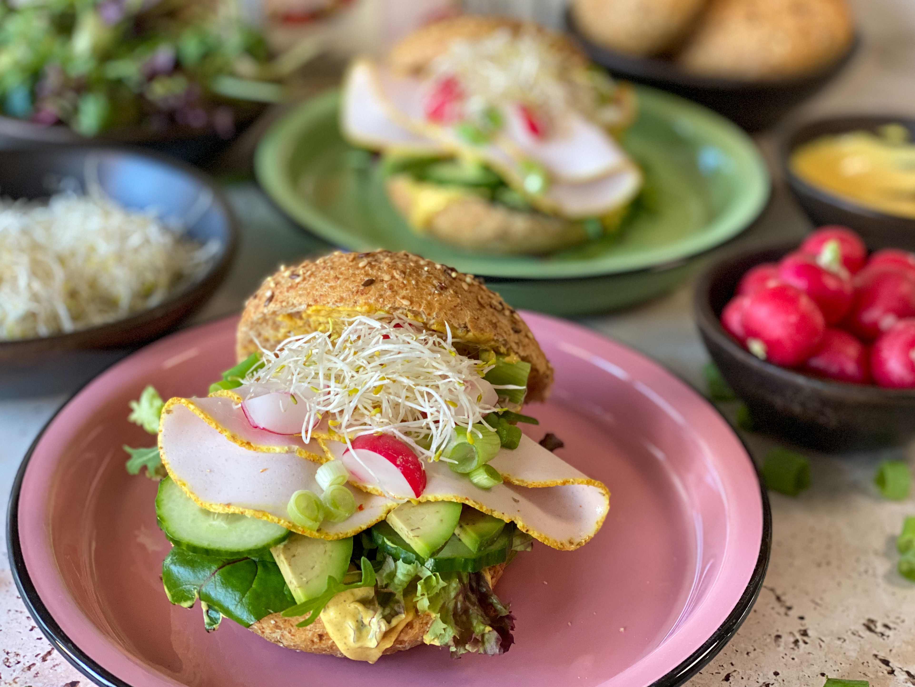 vegetarische sandwich met kipfilet en kerriemayonaise op broodje