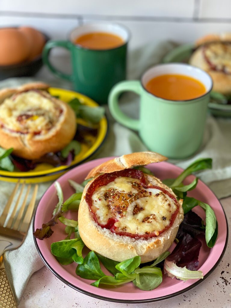 broodje gevuld met ei, kaas en salami  uit de oven