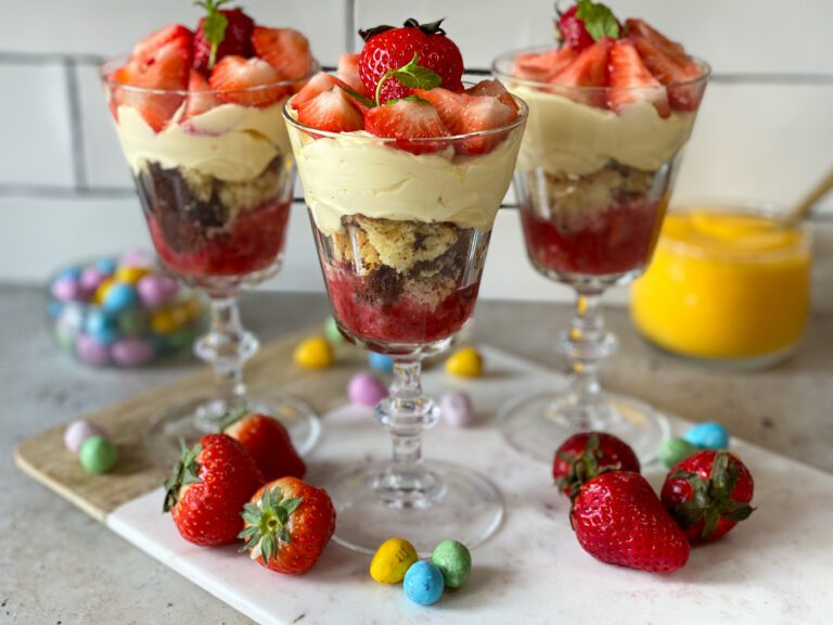 trifle met aardbeien en advocaat