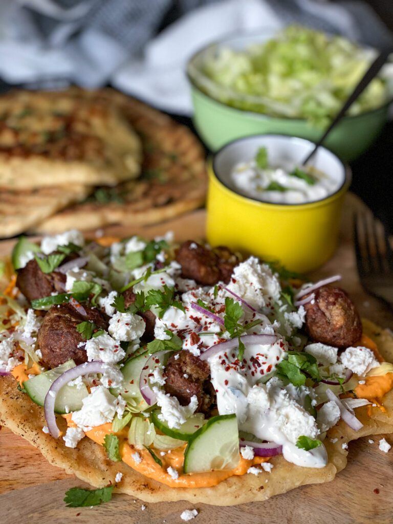 naan met jackfruit balletjes en hummus