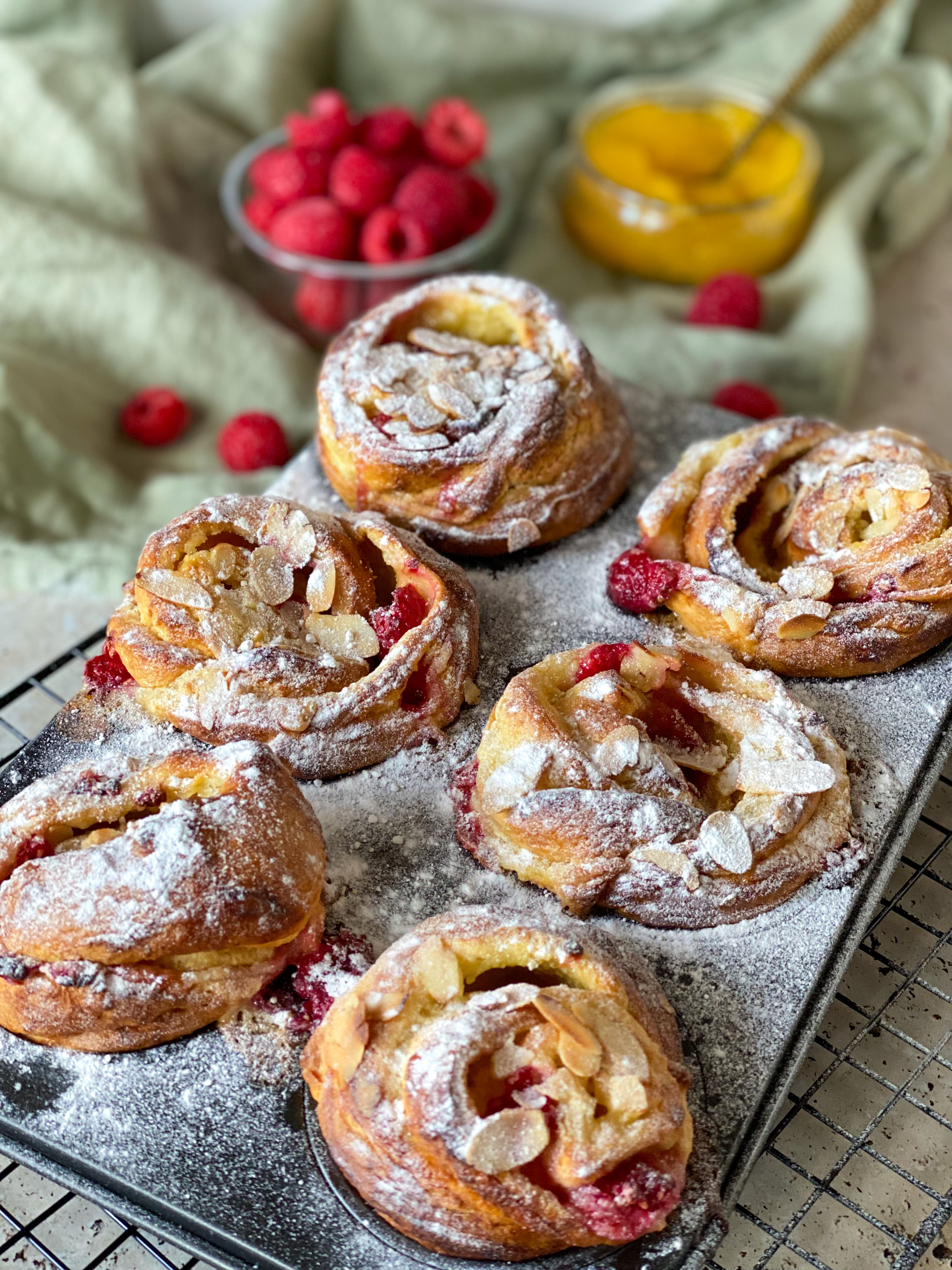 croissantdeeg rolletjes met lemon curd en frambozen