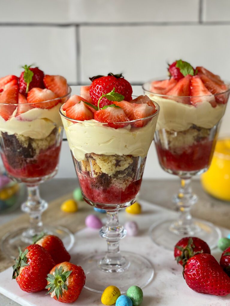 trifle met aardbeien en advocaat