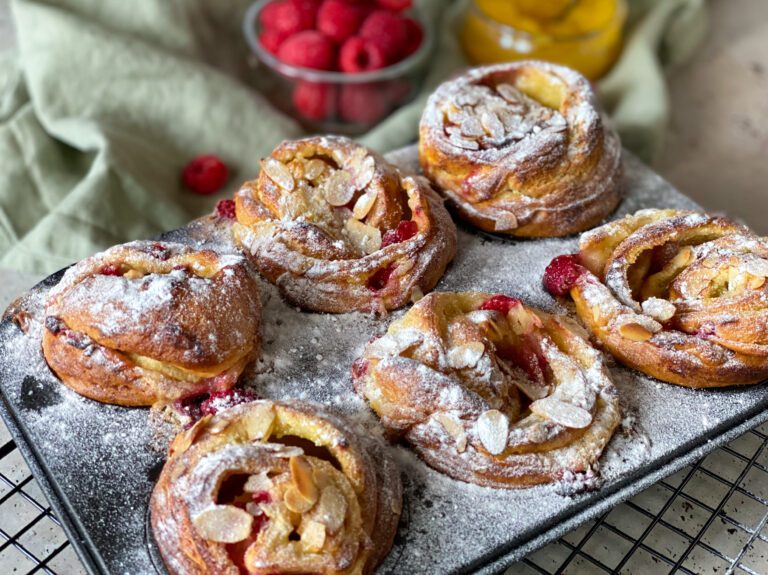 croissant rolletjes met lemon curd en frambozen