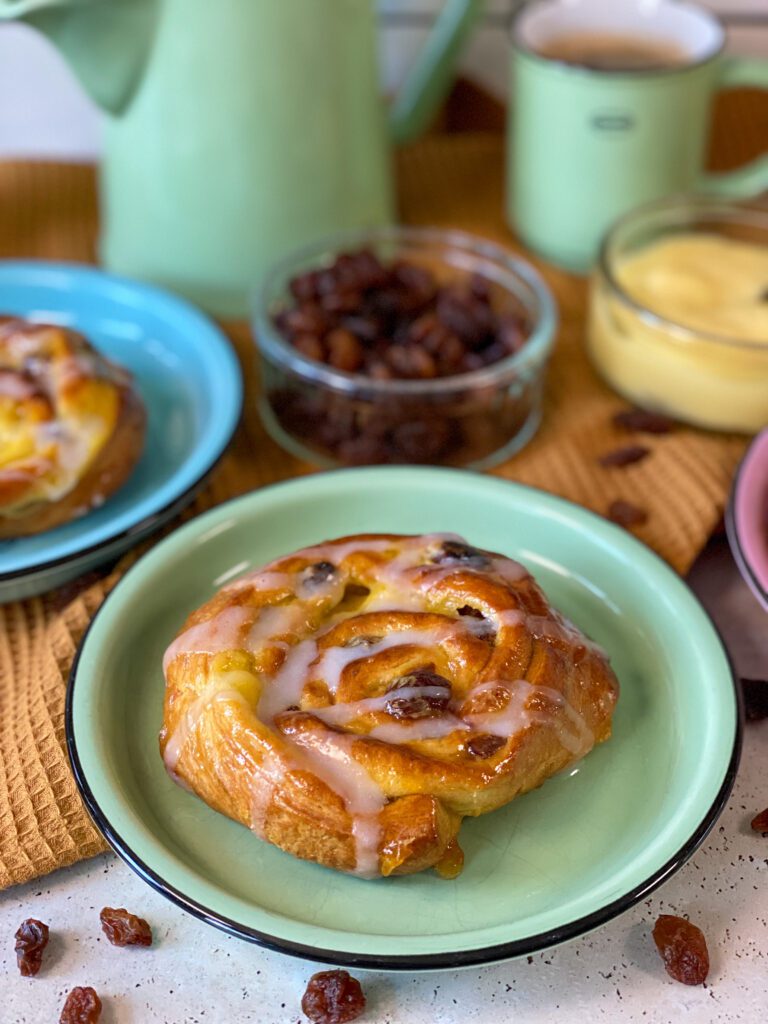 koffiebroodjes met banketbakkersroom van croissantdeeg