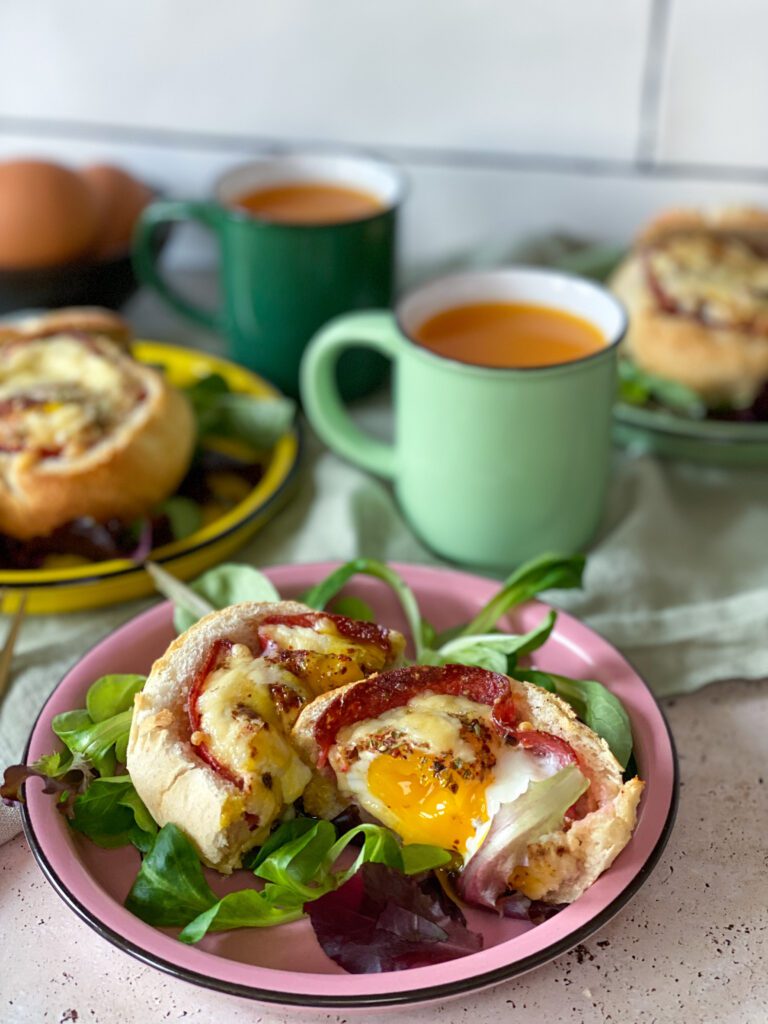 gevuld broodje ei met kaas en salami uit de oven 