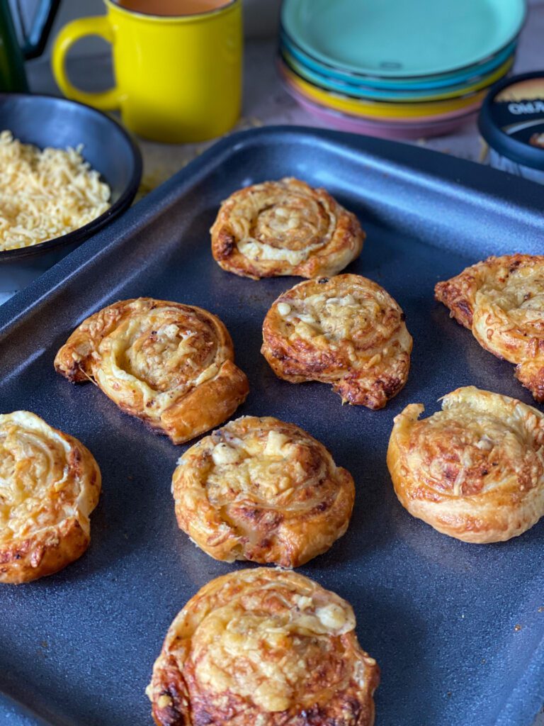 bladerdeeghapjes met Old Amsterdam