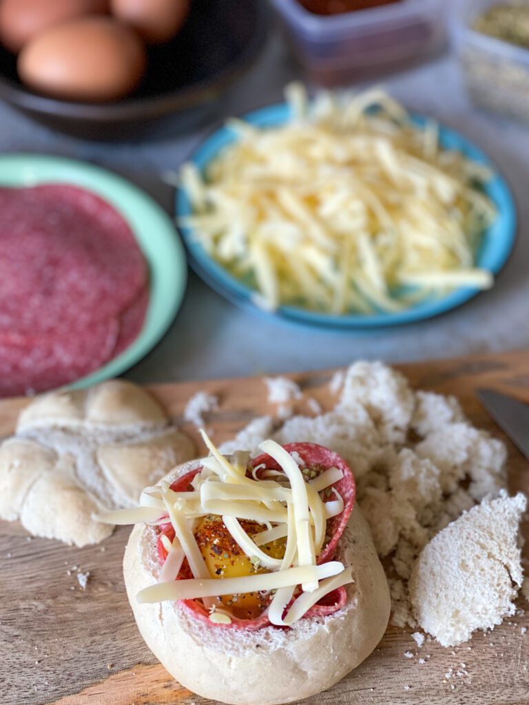 Gevuld broodje ei met kaas en salami uit de oven