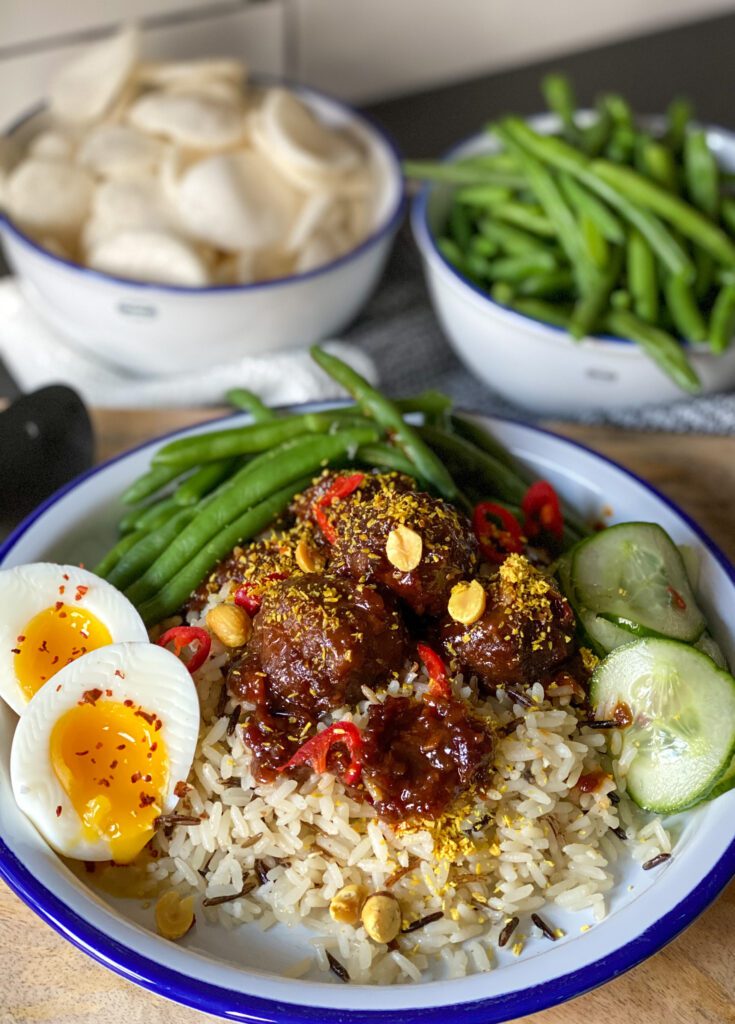 kruidige en pittige gehaktballetjes met rijst 