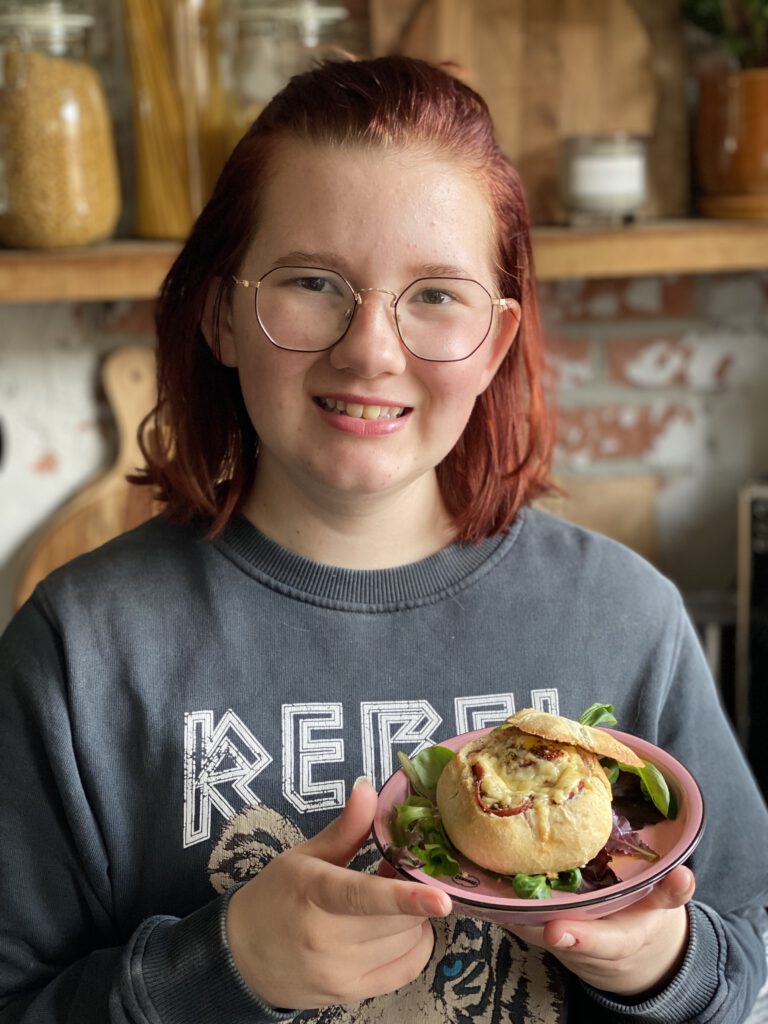 Gevuld broodje ei met kaas en salami uit de oven