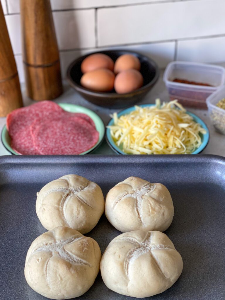 Gevuld broodje ei met kaas en salami uit de oven