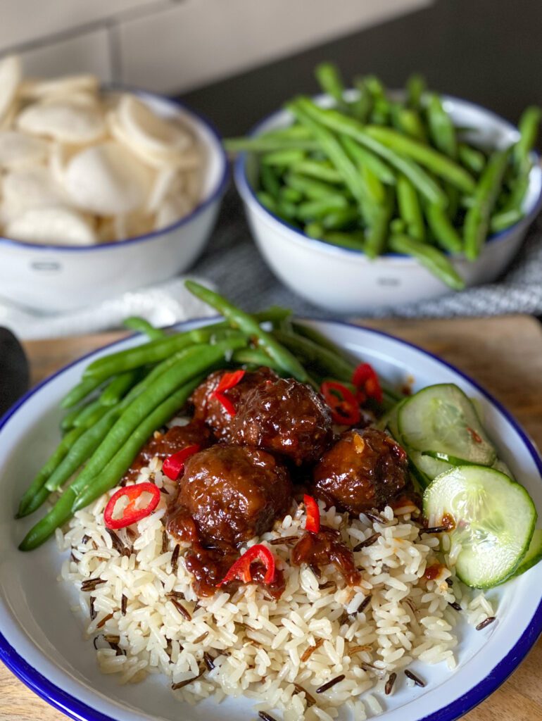 pittige gehaktballetjes met rijst 