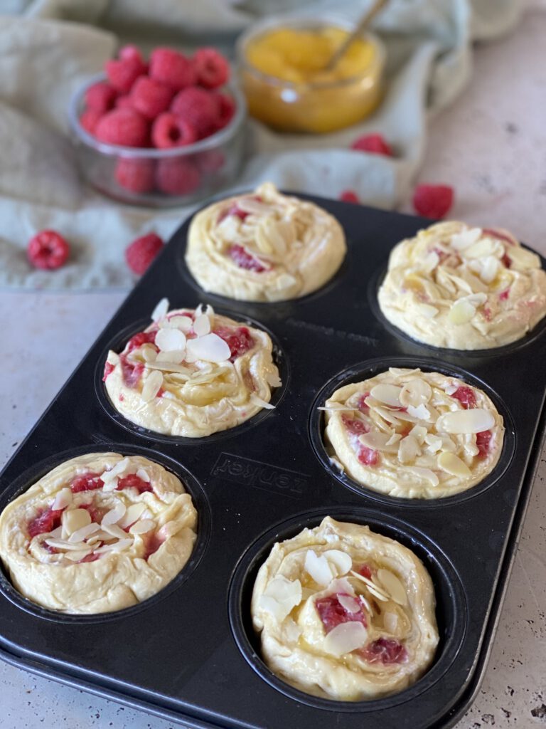 croissant rolletjes met lemon curd en frambozen