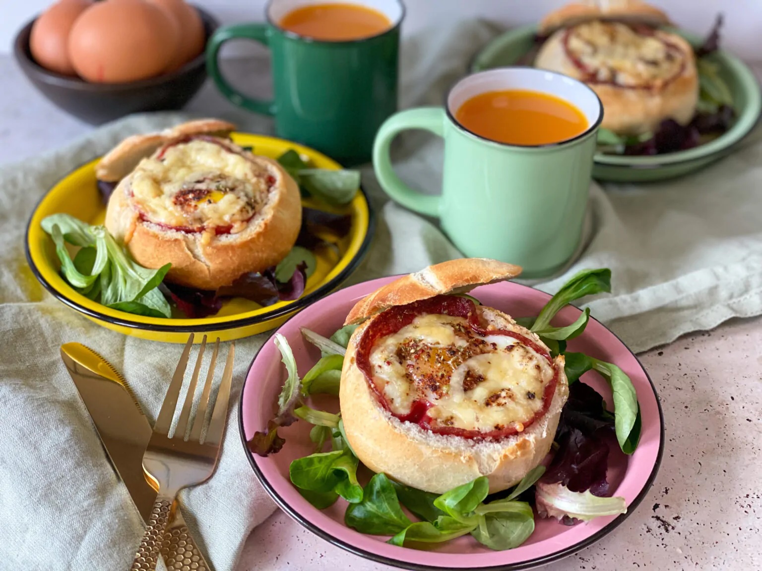 gevulde broodjes met ei en salami
